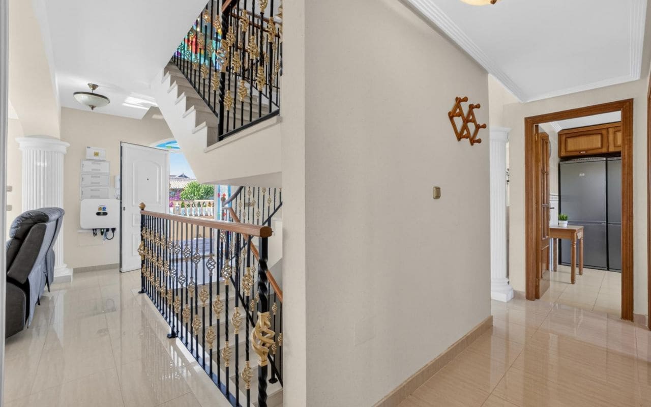 6 bedroom Villa for sale in La Zenia with pool garage - € 839,000 (Ref: 9919010)