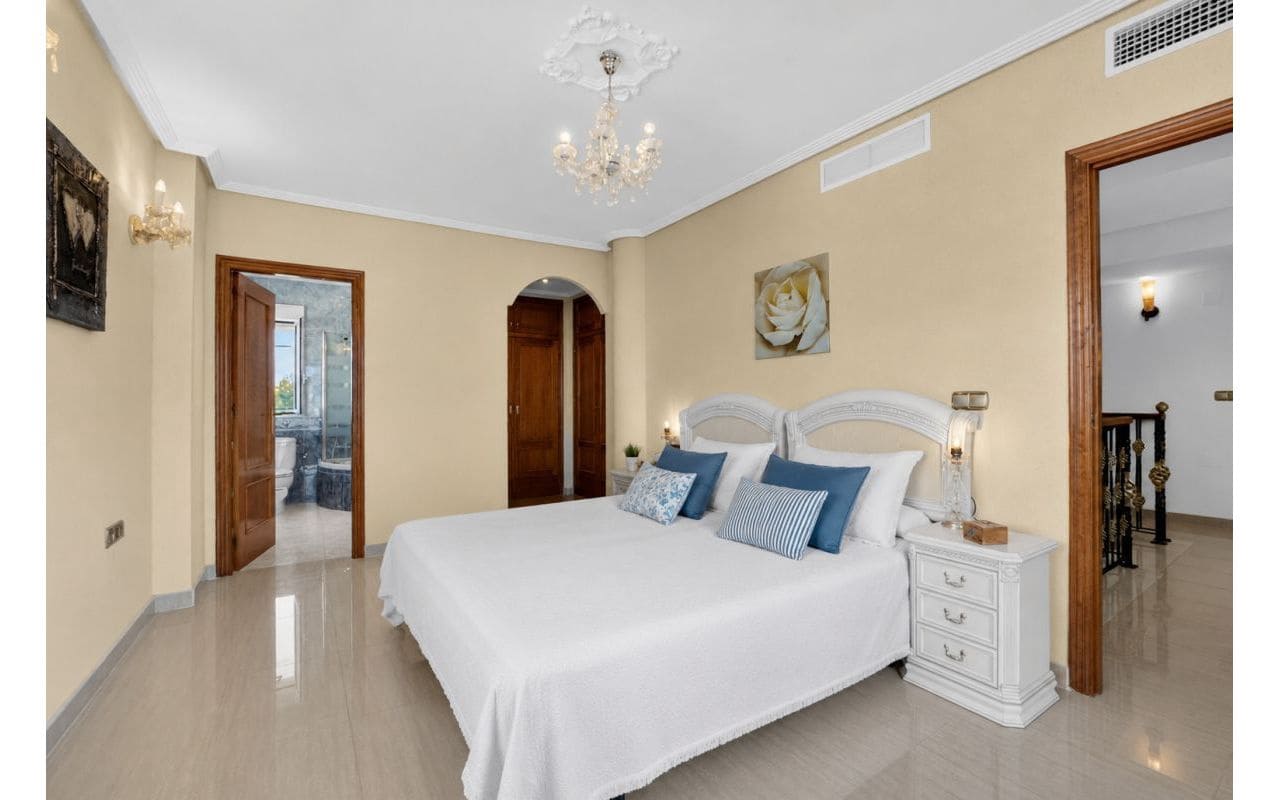 6 bedroom Villa for sale in La Zenia with pool garage - € 839,000 (Ref: 9919010)