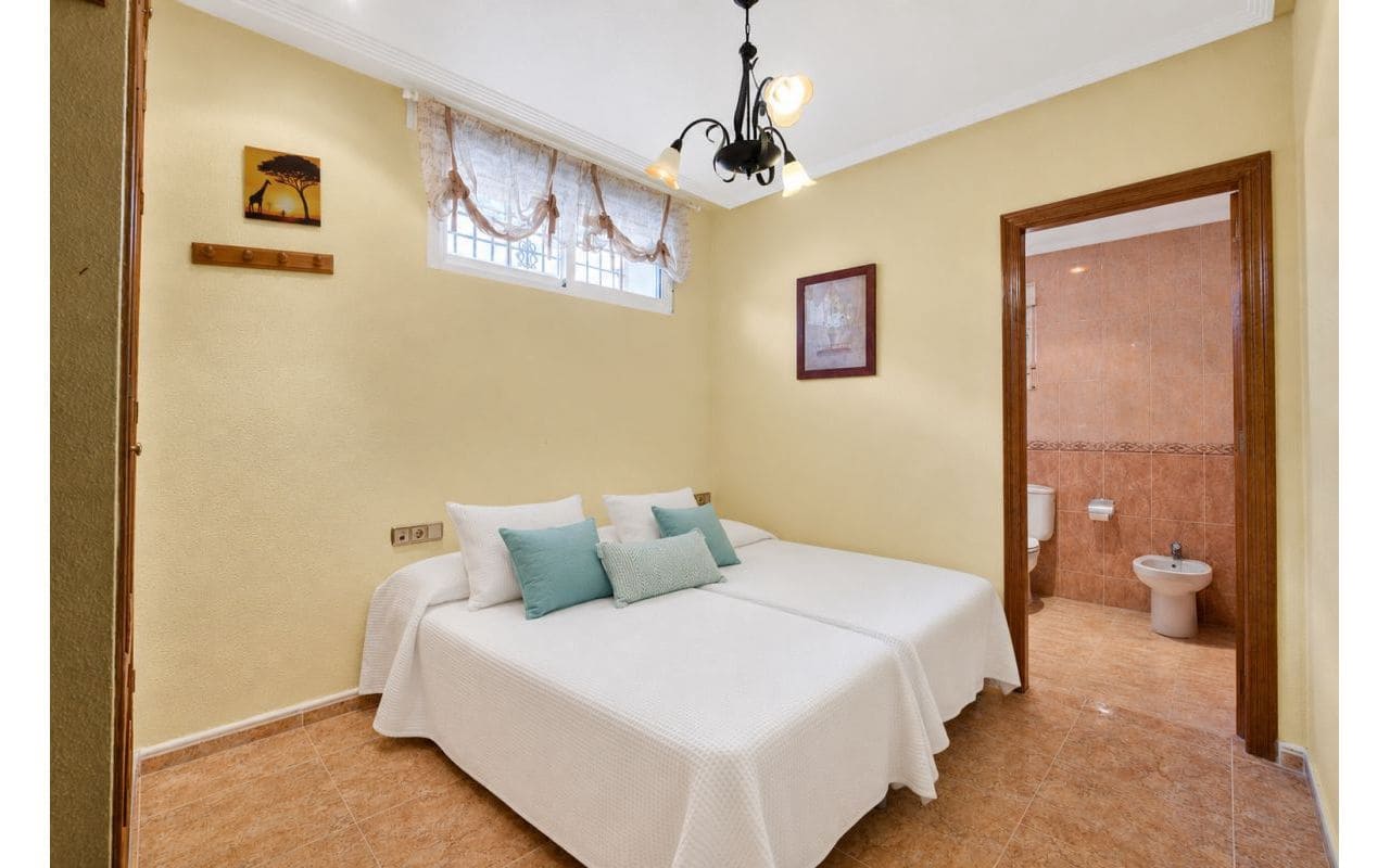 6 bedroom Villa for sale in La Zenia with pool garage - € 839,000 (Ref: 9919010)