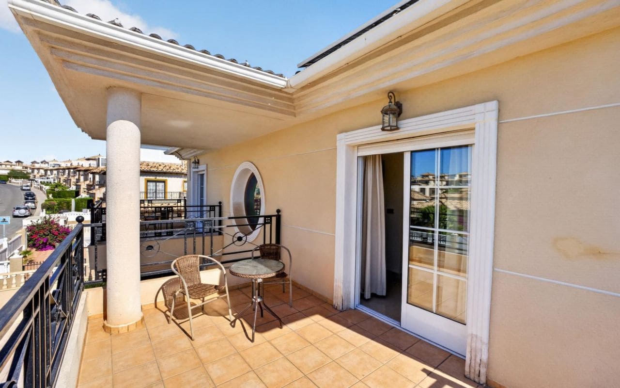 6 bedroom Villa for sale in La Zenia with pool garage - € 839,000 (Ref: 9919010)