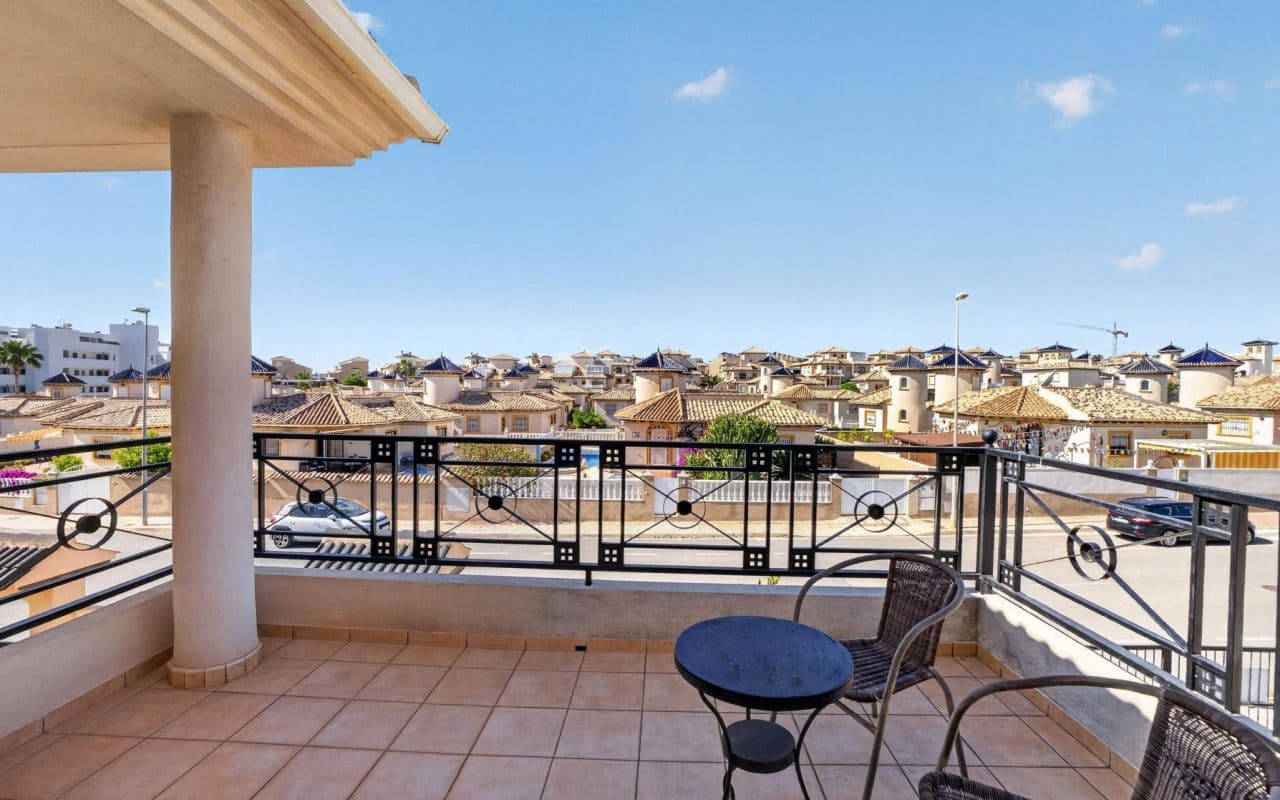 6 bedroom Villa for sale in La Zenia with pool garage - € 839,000 (Ref: 9919010)