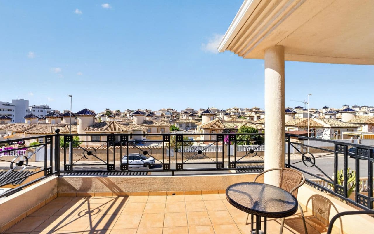 6 bedroom Villa for sale in La Zenia with pool garage - € 839,000 (Ref: 9919010)