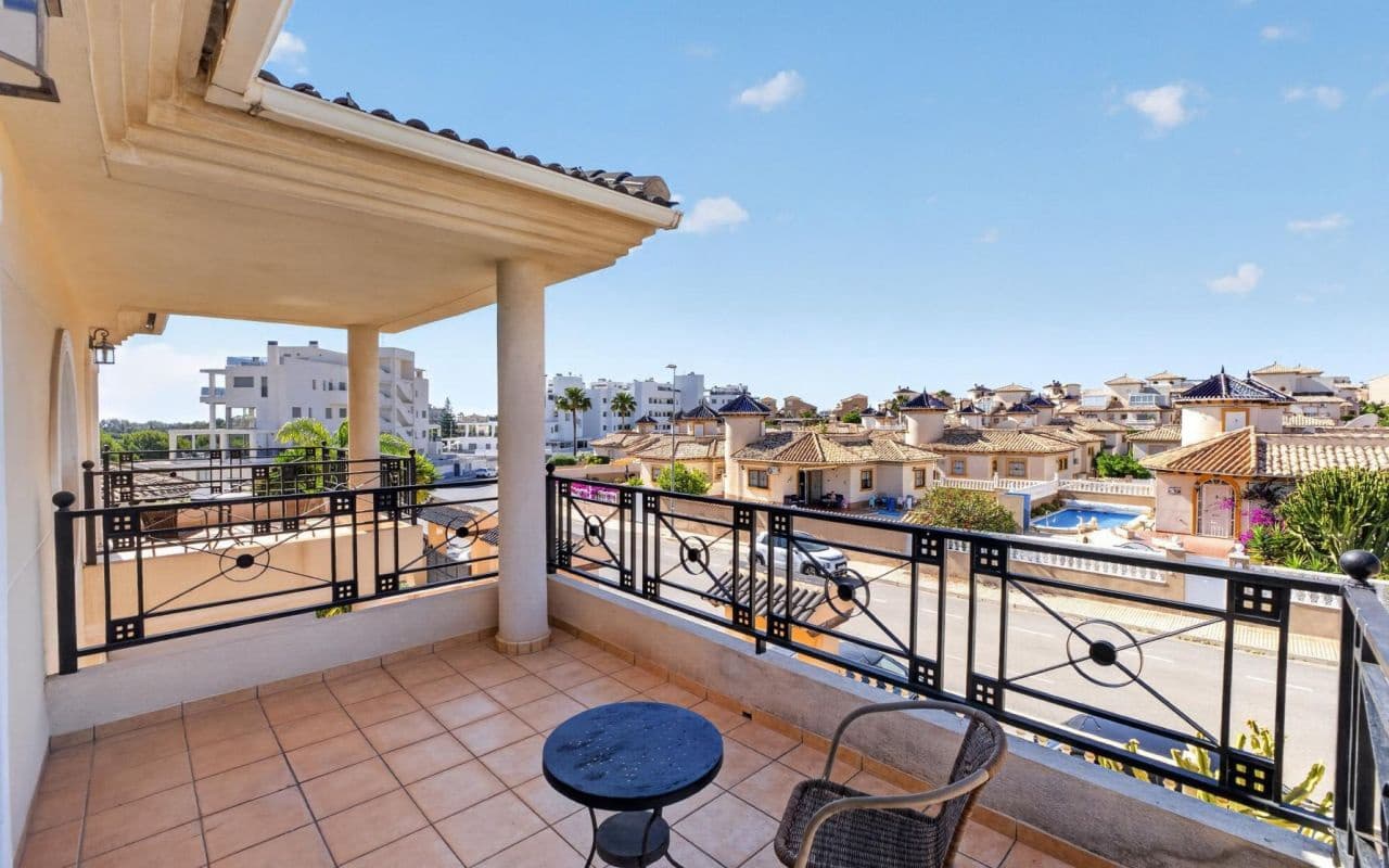 6 bedroom Villa for sale in La Zenia with pool garage - € 839,000 (Ref: 9919010)