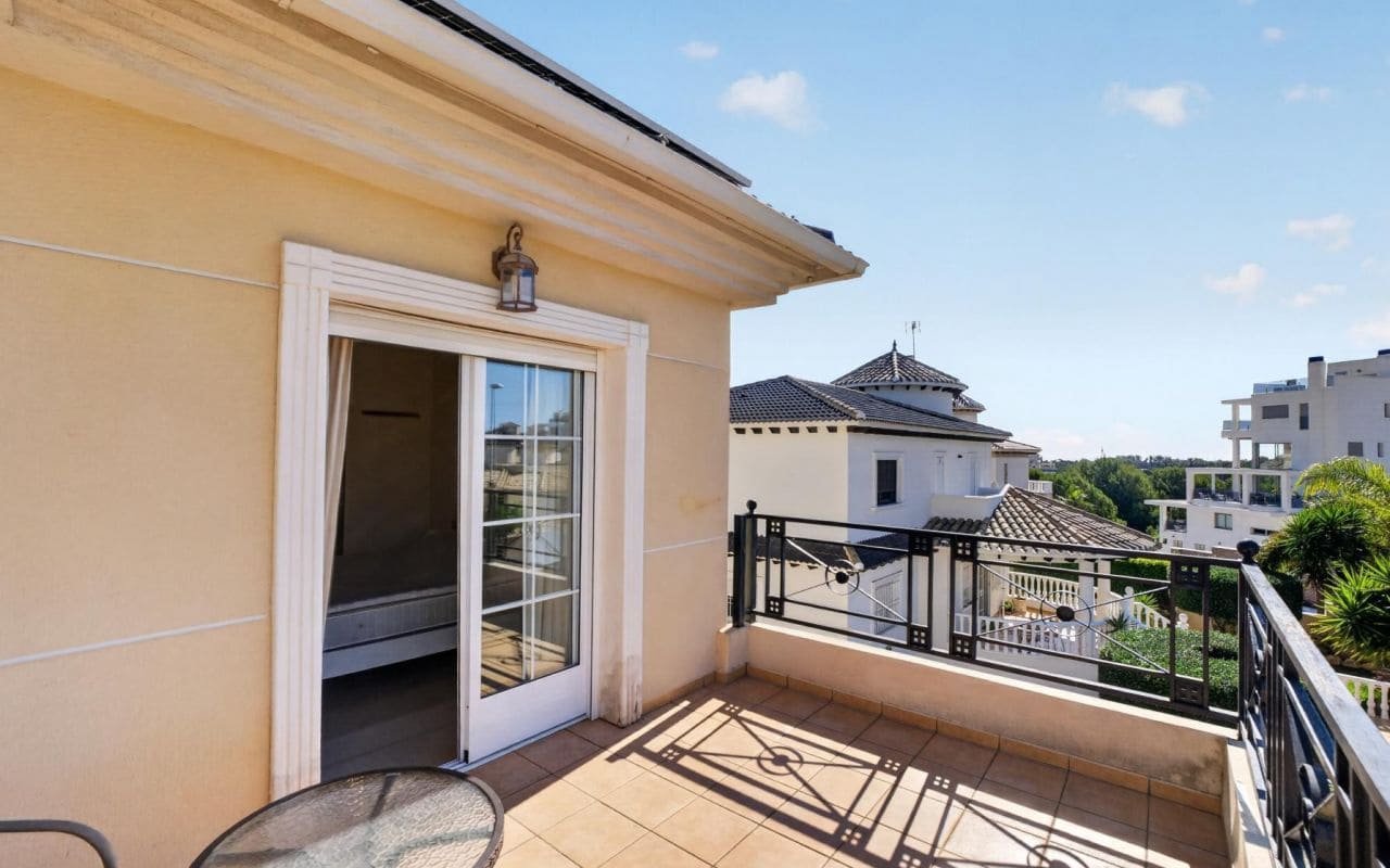6 bedroom Villa for sale in La Zenia with pool garage - € 839,000 (Ref: 9919010)