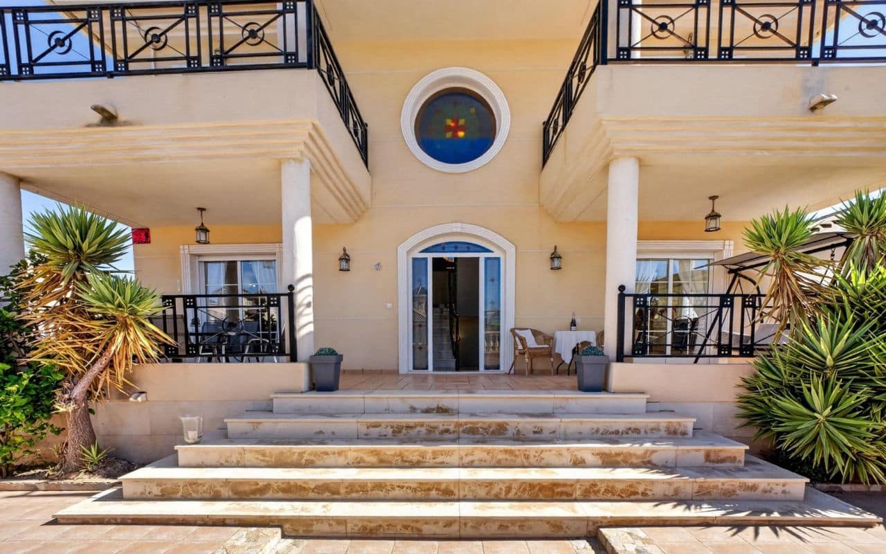 6 bedroom Villa for sale in La Zenia with pool garage - € 839,000 (Ref: 9919010)