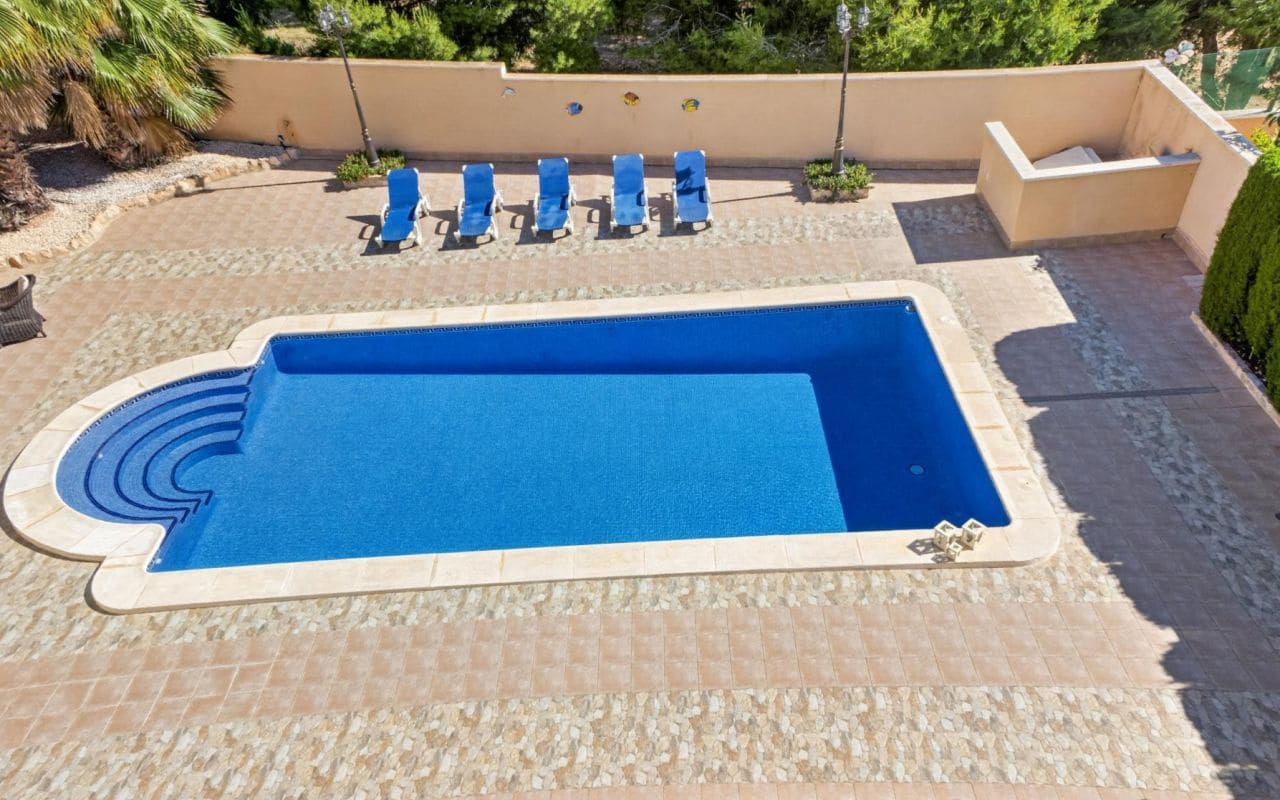 6 bedroom Villa for sale in La Zenia with pool garage - € 839,000 (Ref: 9919010)