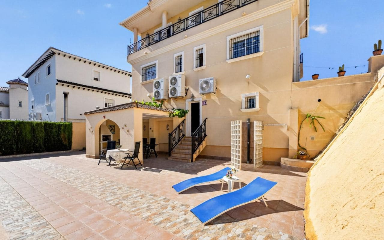 6 bedroom Villa for sale in La Zenia with pool garage - € 839,000 (Ref: 9919010)
