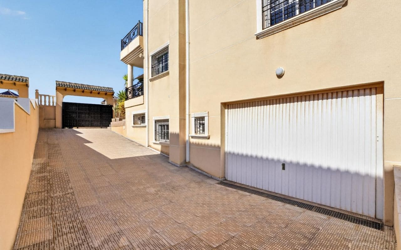 6 bedroom Villa for sale in La Zenia with pool garage - € 839,000 (Ref: 9919010)