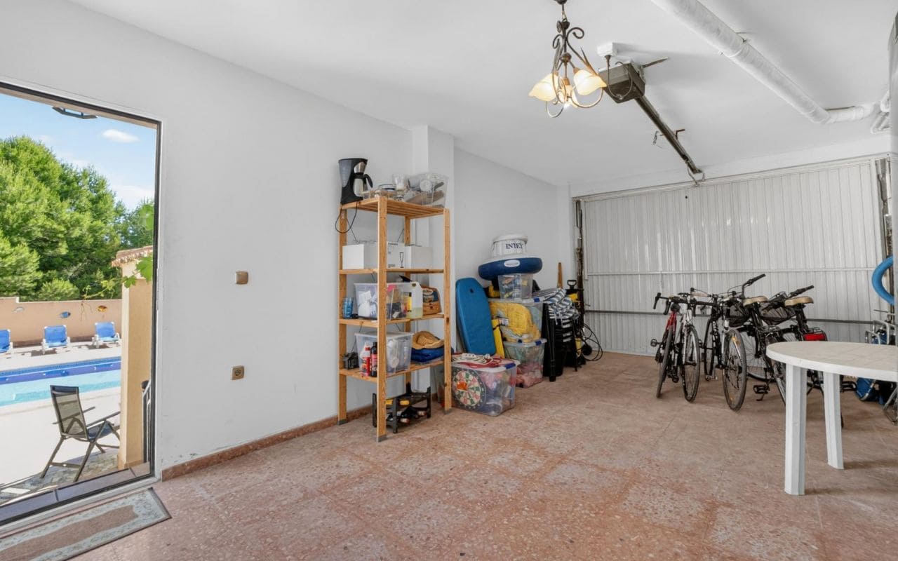 6 bedroom Villa for sale in La Zenia with pool garage - € 839,000 (Ref: 9919010)
