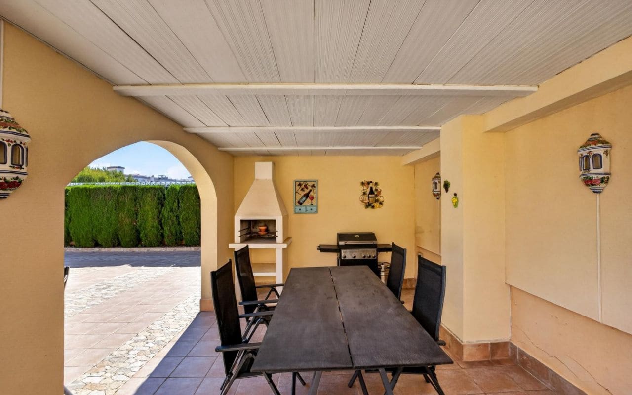 6 bedroom Villa for sale in La Zenia with pool garage - € 839,000 (Ref: 9919010)