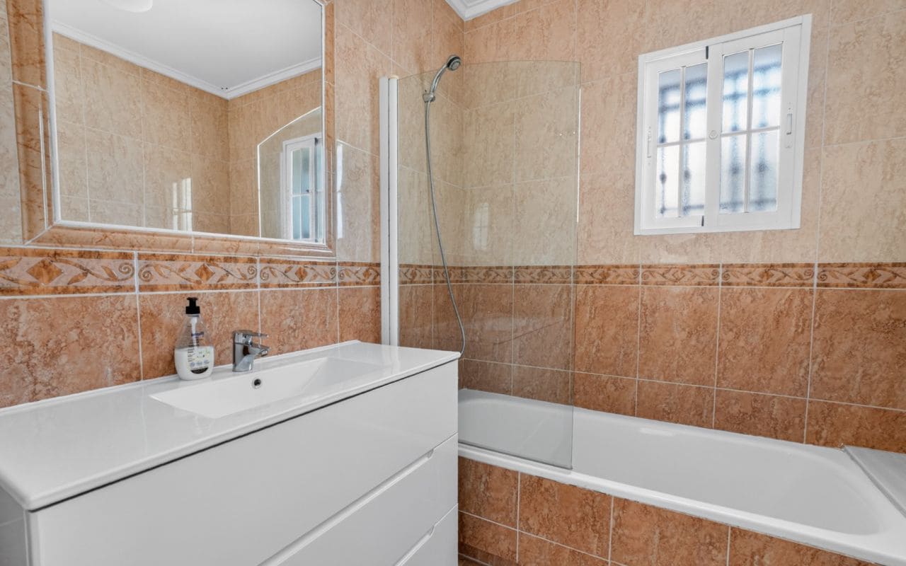 3 bedroom Villa for sale in Orihuela Costa with pool - € 299,000 (Ref: 9935009)