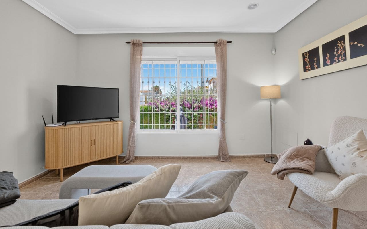 3 bedroom Villa for sale in Orihuela Costa with pool - € 299,000 (Ref: 9935009)