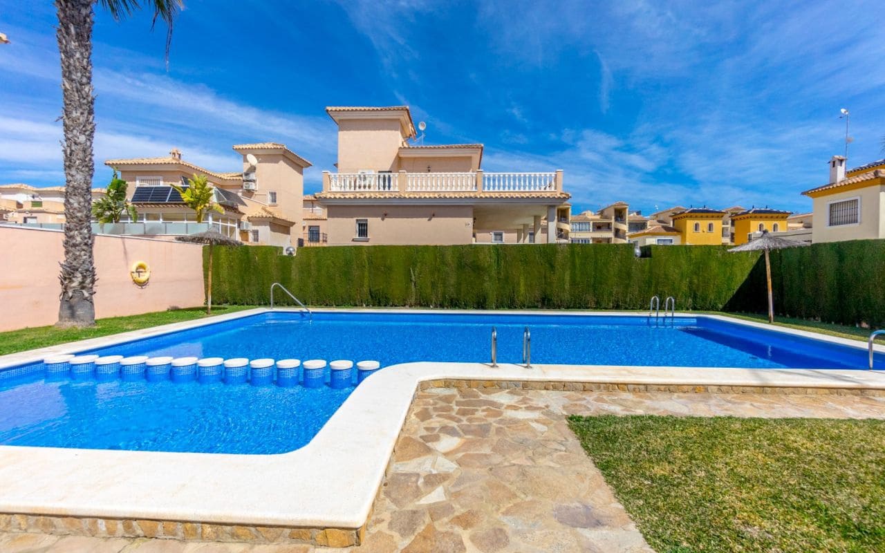 3 bedroom Villa for sale in Orihuela Costa with pool - € 299,000 (Ref: 9935009)