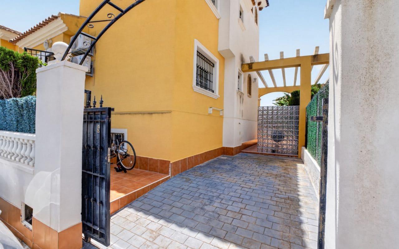 3 bedroom Villa for sale in Orihuela Costa with pool - € 299,000 (Ref: 9935009)