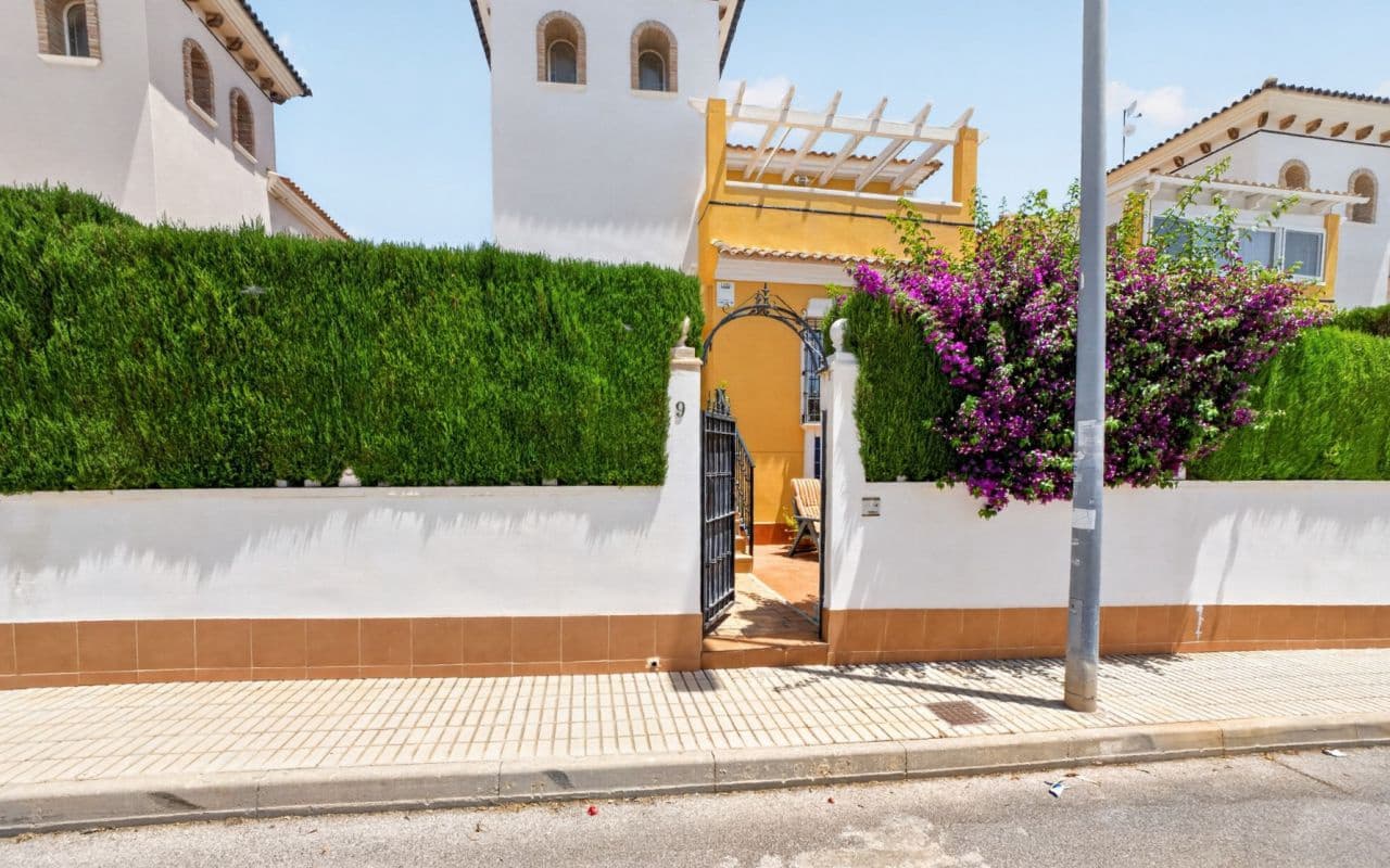 3 bedroom Villa for sale in Orihuela Costa with pool - € 299,000 (Ref: 9935009)