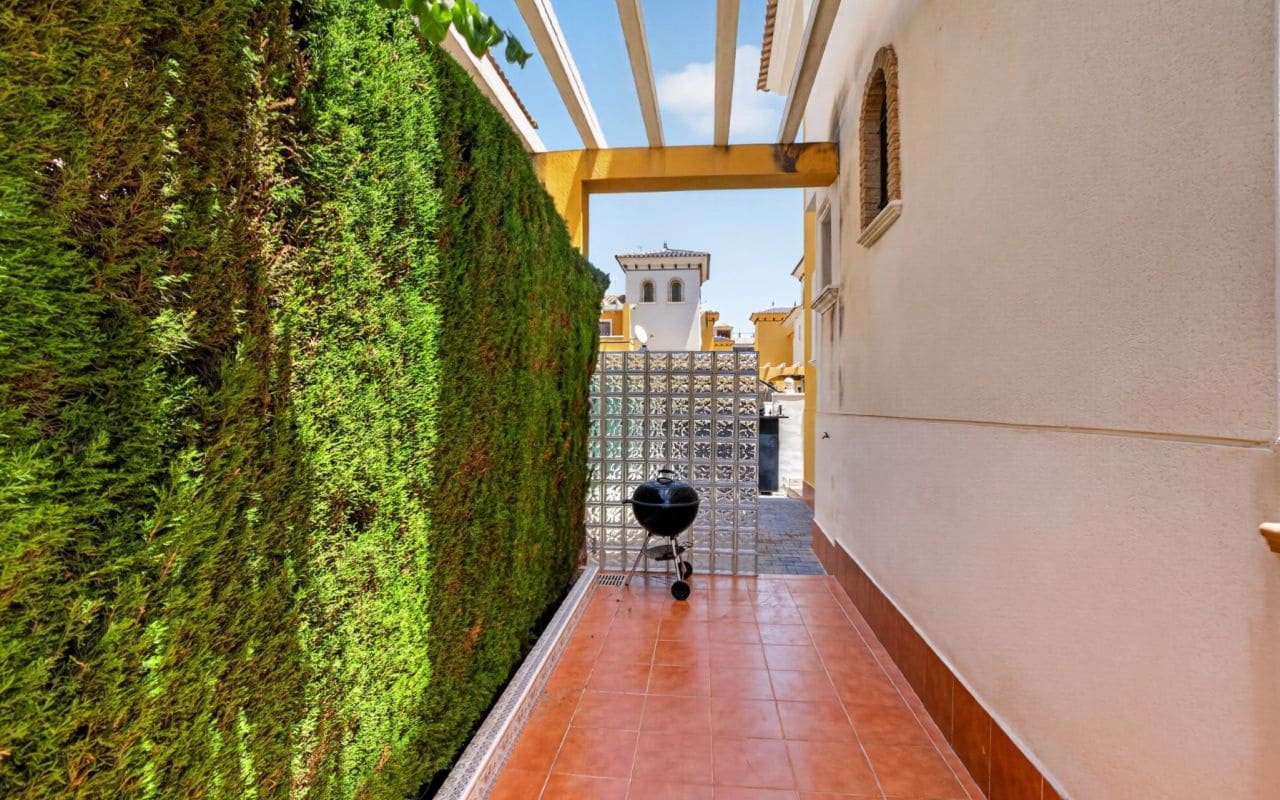 3 bedroom Villa for sale in Orihuela Costa with pool - € 299,000 (Ref: 9935009)