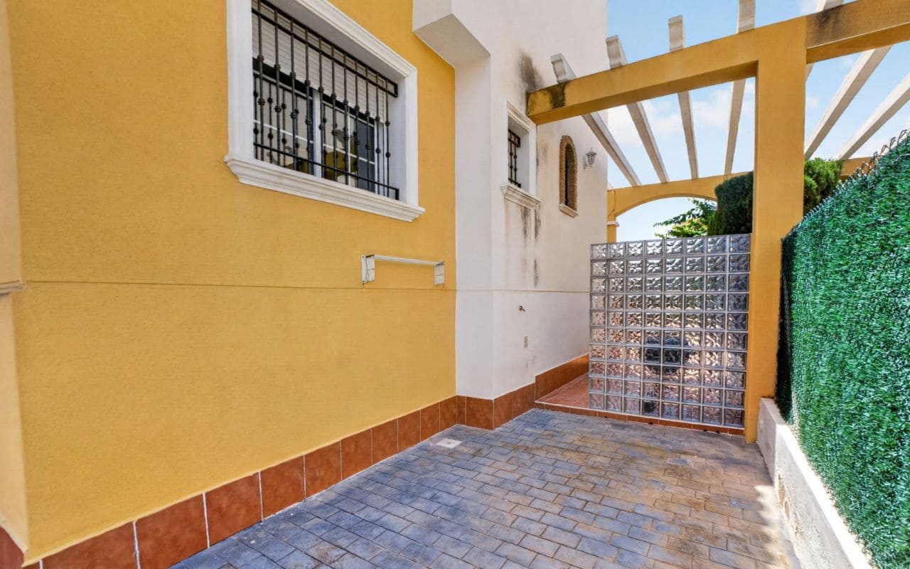3 bedroom Villa for sale in Orihuela Costa with pool - € 299,000 (Ref: 9935009)
