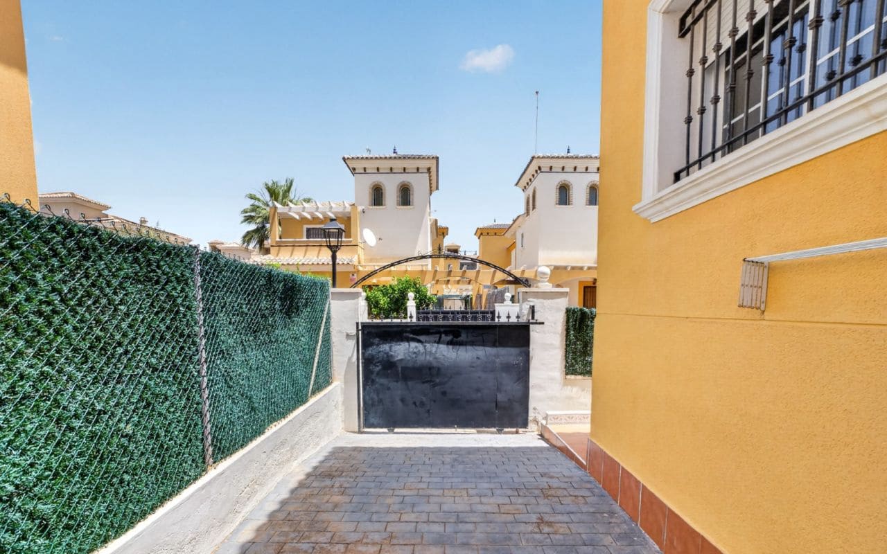 3 bedroom Villa for sale in Orihuela Costa with pool - € 299,000 (Ref: 9935009)