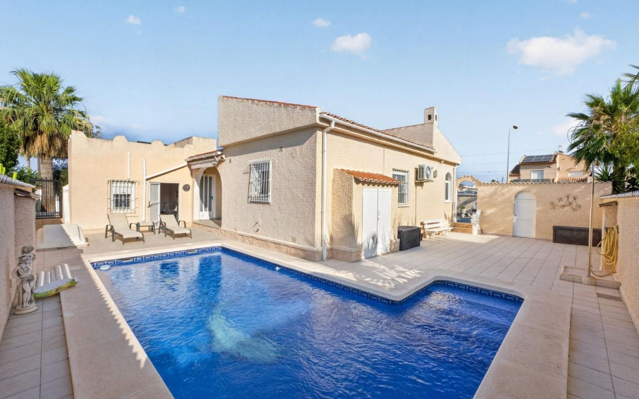 3 chambre Villa/Maison à vendre à Torrevieja avec piscine garage - 359 000 € (Ref: 9950514)