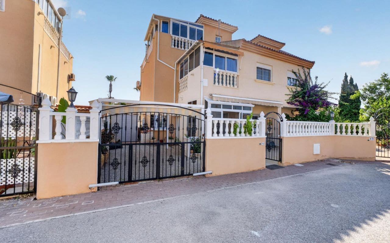 2 soveværelse Rækkehus til salg i Torrevieja med swimmingpool - € 189.000 (Ref: 9953075)