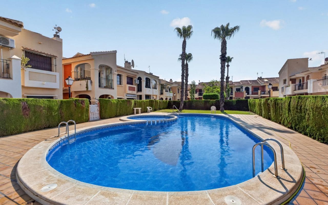 2 soveværelse Rækkehus til salg i Torrevieja med swimmingpool - € 189.000 (Ref: 9953075)