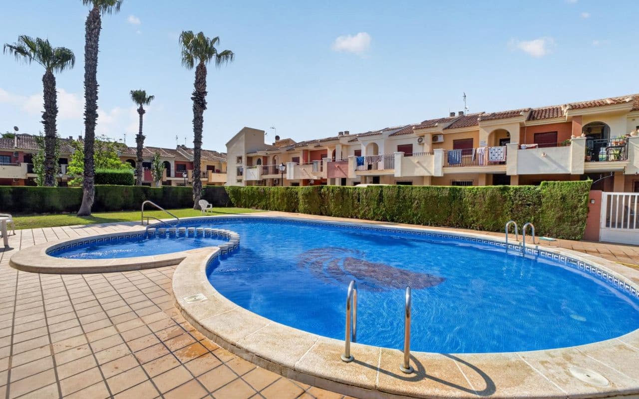 2 soveværelse Rækkehus til salg i Torrevieja med swimmingpool - € 189.000 (Ref: 9953075)