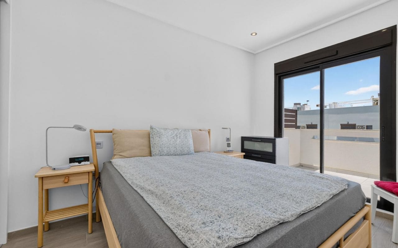 3 sypialnia Dom na sprzedaż w Torrevieja z basenem - 323 000 € (Ref: 9953246)