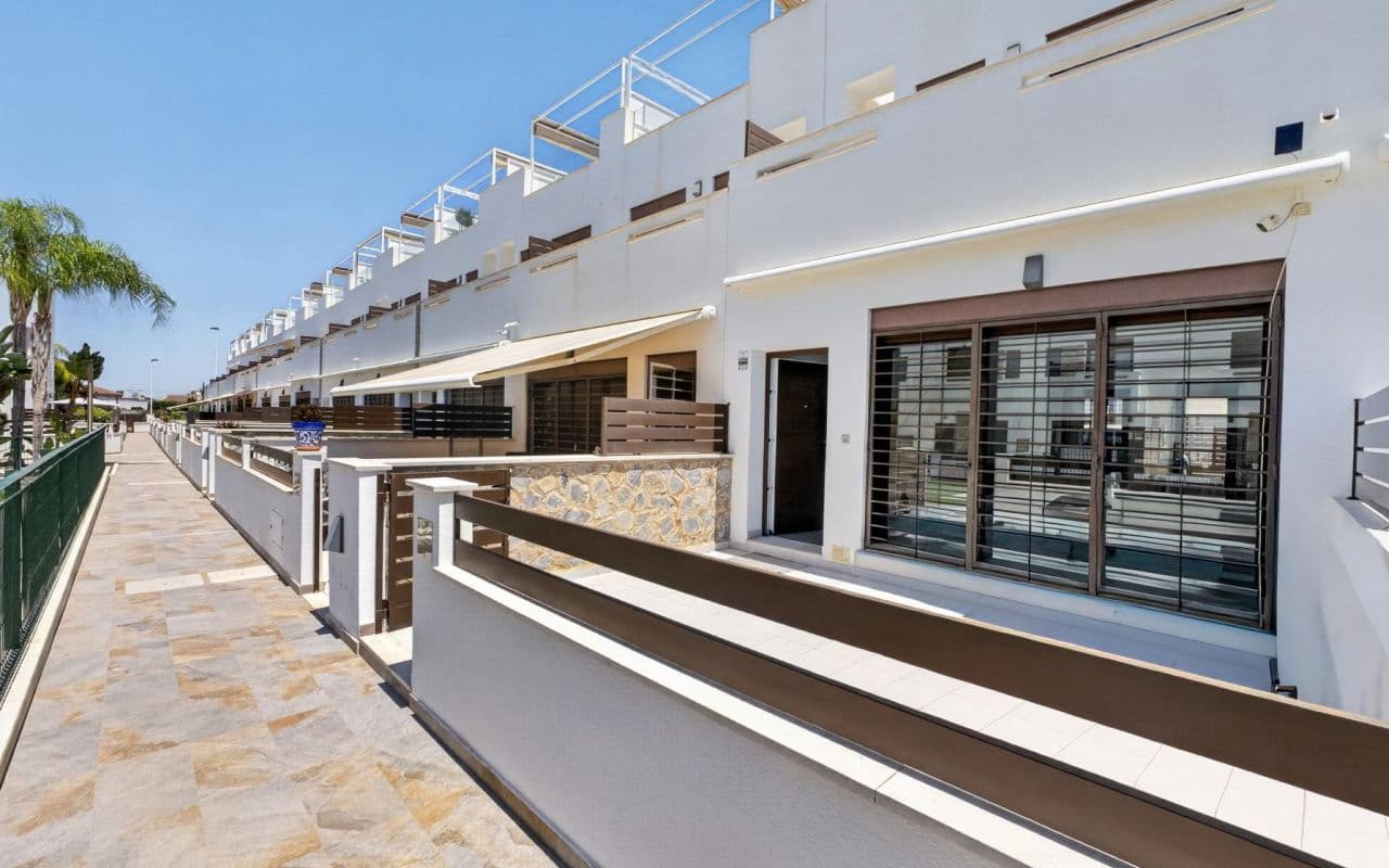 3 sypialnia Dom na sprzedaż w Torrevieja z basenem - 323 000 € (Ref: 9953246)