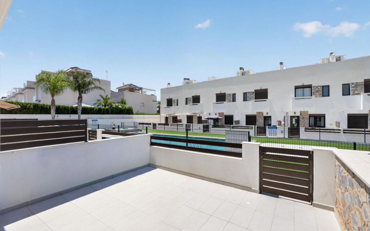 3 sypialnia Dom na sprzedaż w Torrevieja z basenem - 323 000 € (Ref: 9953246)