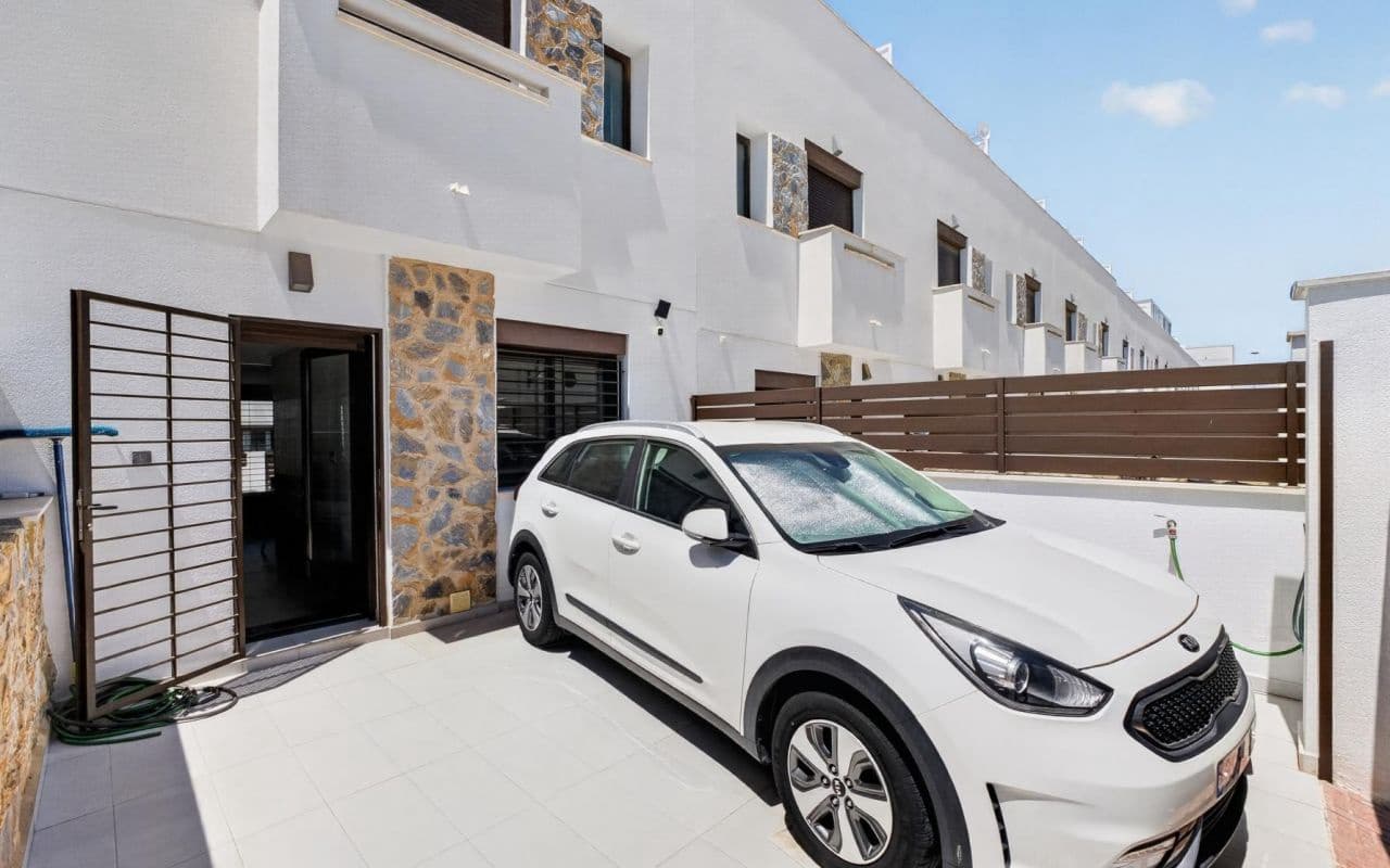 3 sypialnia Dom na sprzedaż w Torrevieja z basenem - 323 000 € (Ref: 9953246)