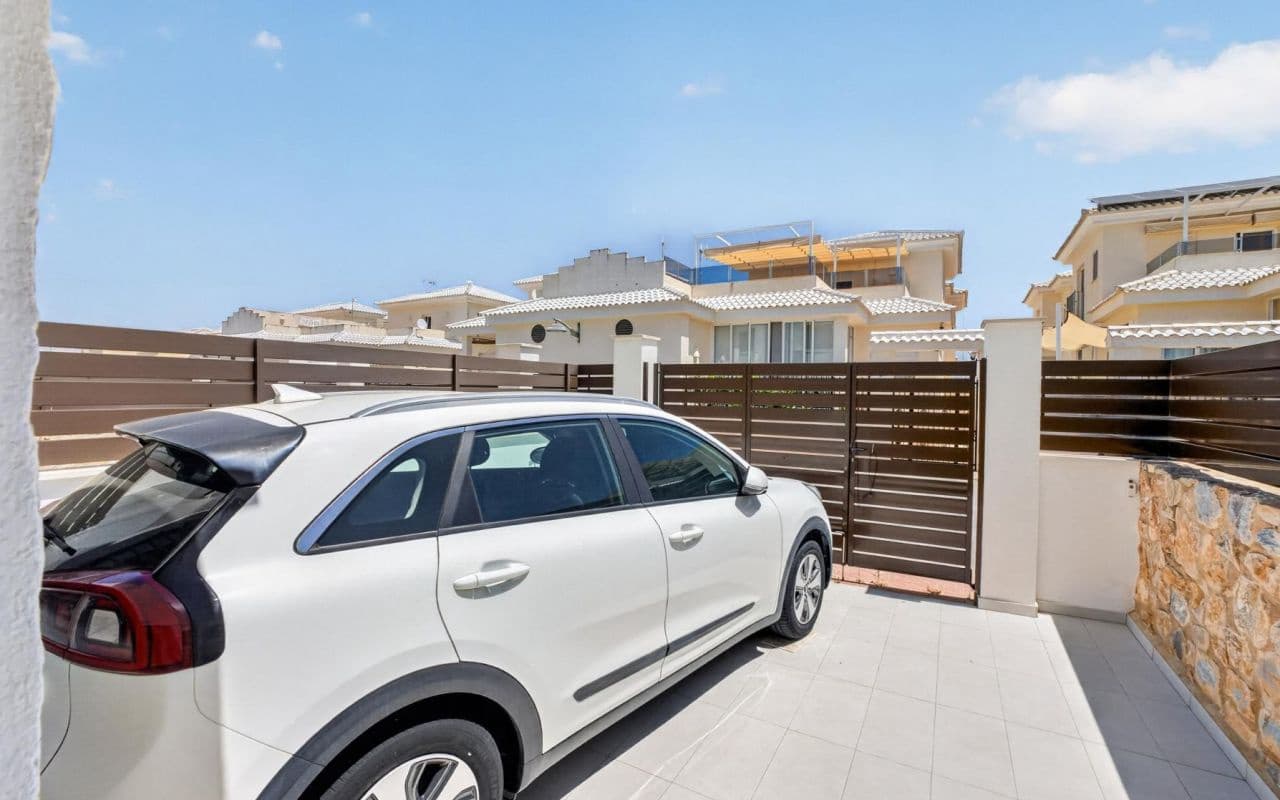 3 sypialnia Dom na sprzedaż w Torrevieja z basenem - 323 000 € (Ref: 9953246)