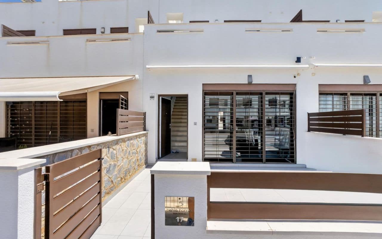 3 sypialnia Dom na sprzedaż w Torrevieja z basenem - 323 000 € (Ref: 9953246)