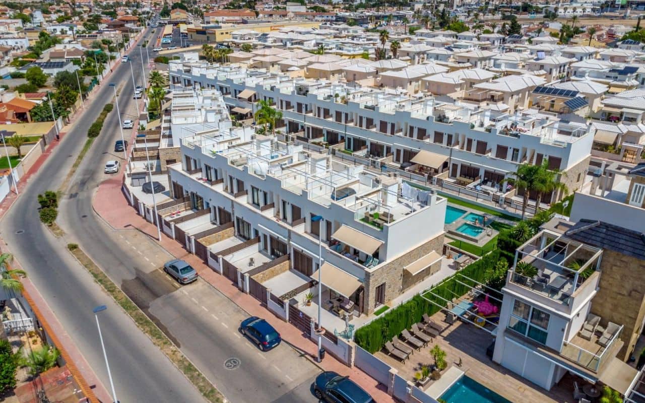 3 sypialnia Dom na sprzedaż w Torrevieja z basenem - 323 000 € (Ref: 9953246)