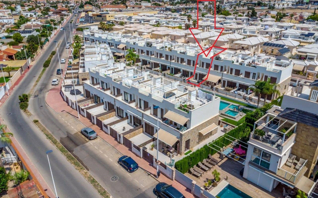 3 sypialnia Dom na sprzedaż w Torrevieja z basenem - 323 000 € (Ref: 9953246)