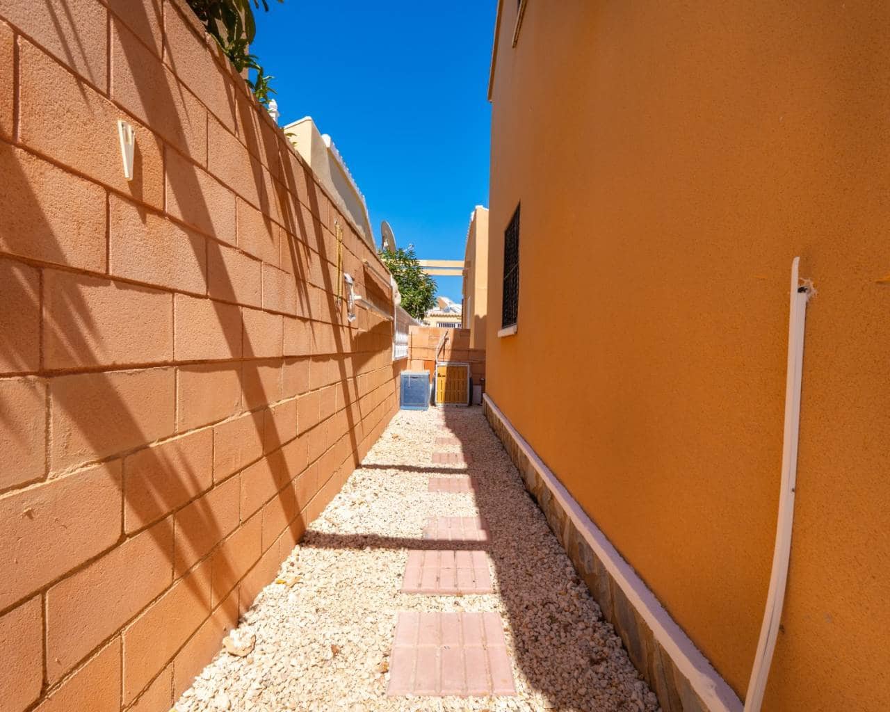 3 makuuhuone Huvila myytävänä paikassa Playa Flamenca mukana uima-altaan - 330 000 € (Ref: 9958558)