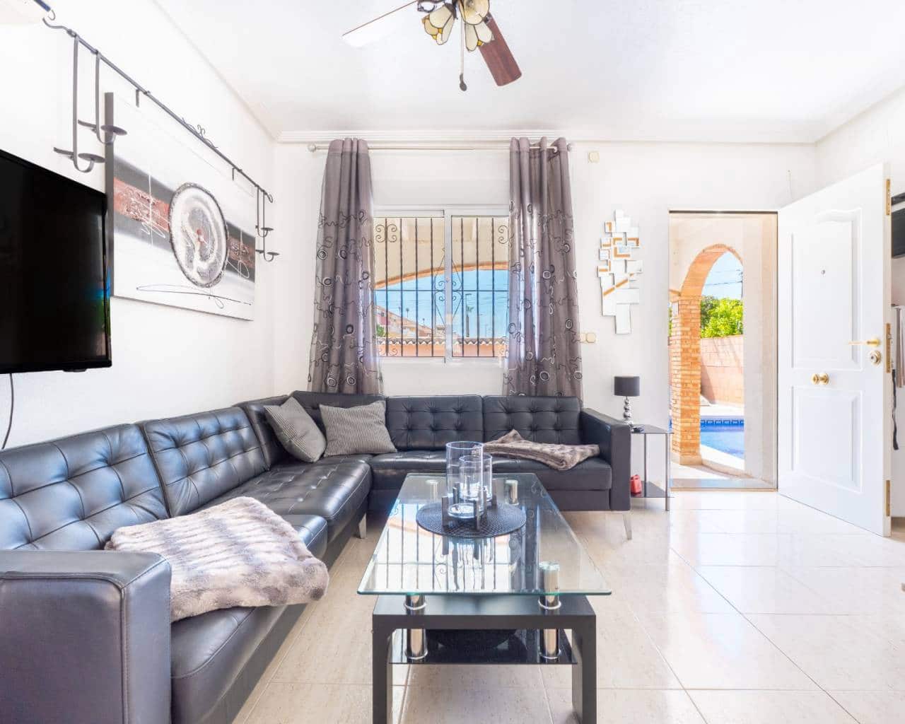 3 makuuhuone Huvila myytävänä paikassa Playa Flamenca mukana uima-altaan - 330 000 € (Ref: 9958558)