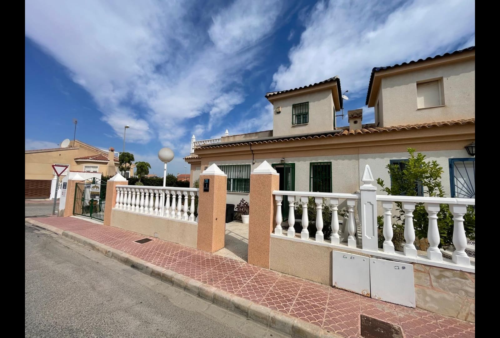 2 soverom Kjedet enebolig til salgs i Ciudad Quesada med svømmebasseng - € 220 000 (Ref: 9968856)