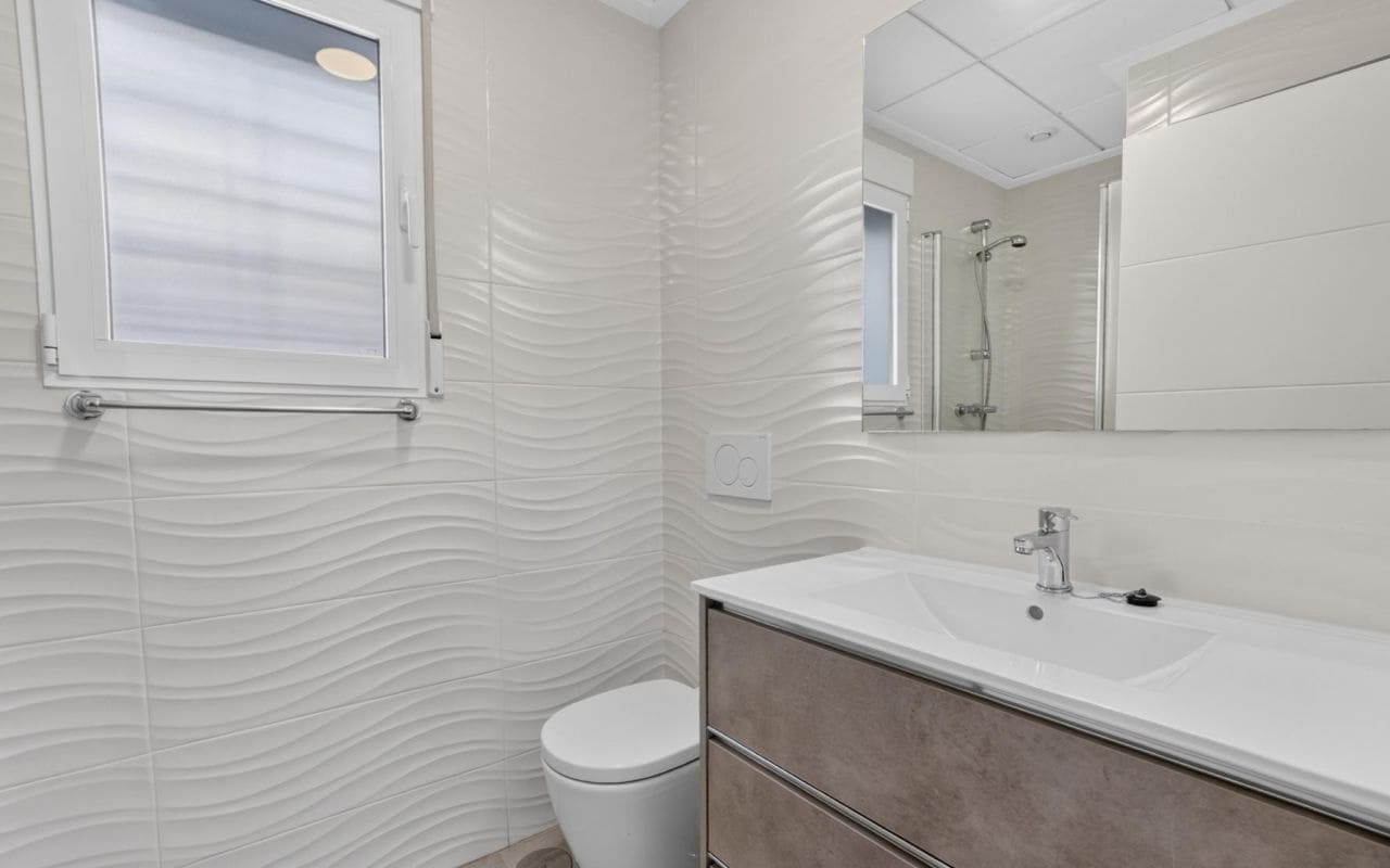 2 slaapkamer Appartement te koop in Punta Prima met zwembad - € 269.000 (Ref: 9976154)