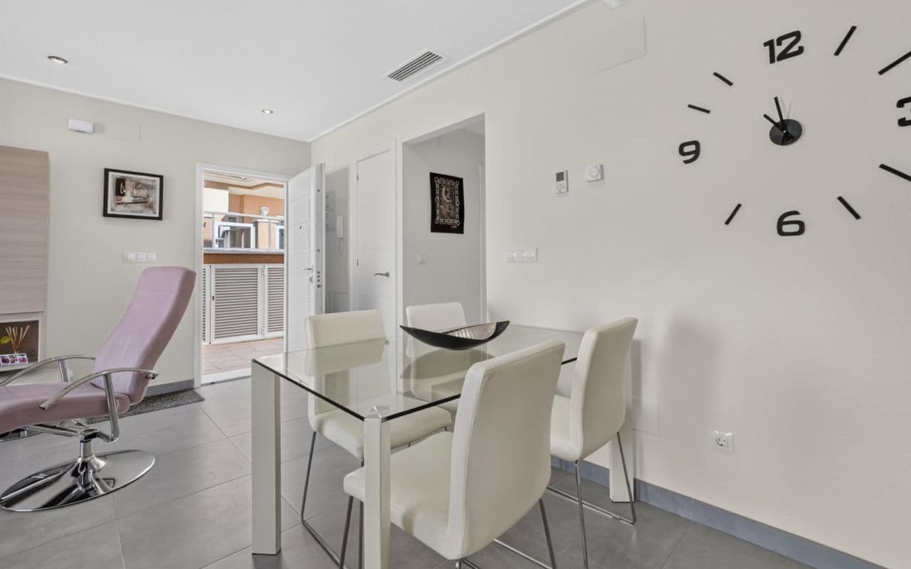 2 slaapkamer Appartement te koop in Punta Prima met zwembad - € 269.000 (Ref: 9976154)