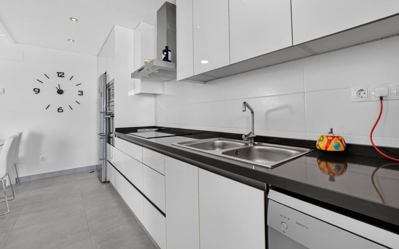 2 slaapkamer Appartement te koop in Punta Prima met zwembad - € 269.000 (Ref: 9976154)