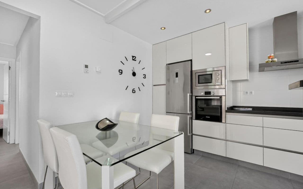 2 slaapkamer Appartement te koop in Punta Prima met zwembad - € 269.000 (Ref: 9976154)