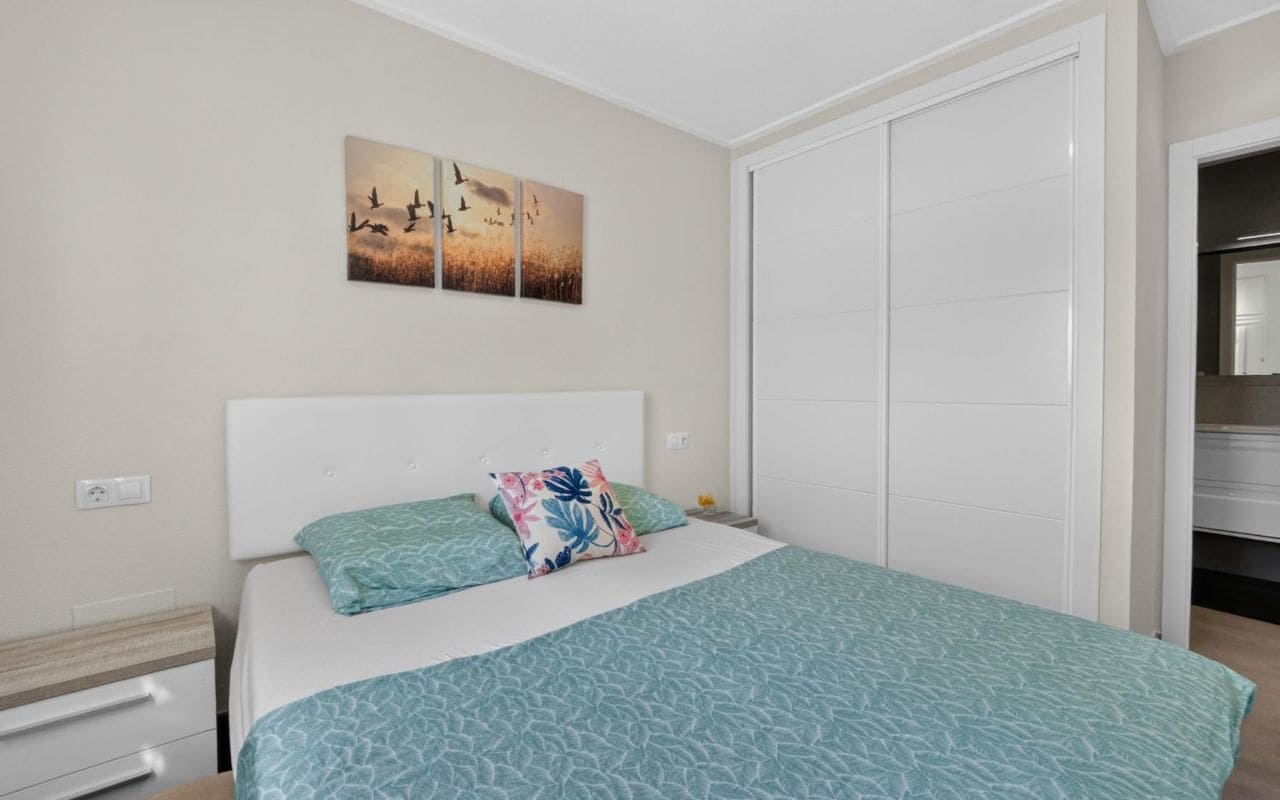2 slaapkamer Appartement te koop in Punta Prima met zwembad - € 269.000 (Ref: 9976154)