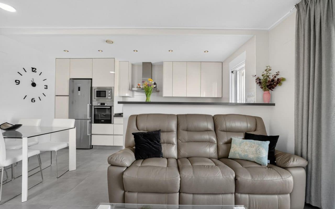 2 slaapkamer Appartement te koop in Punta Prima met zwembad - € 269.000 (Ref: 9976154)