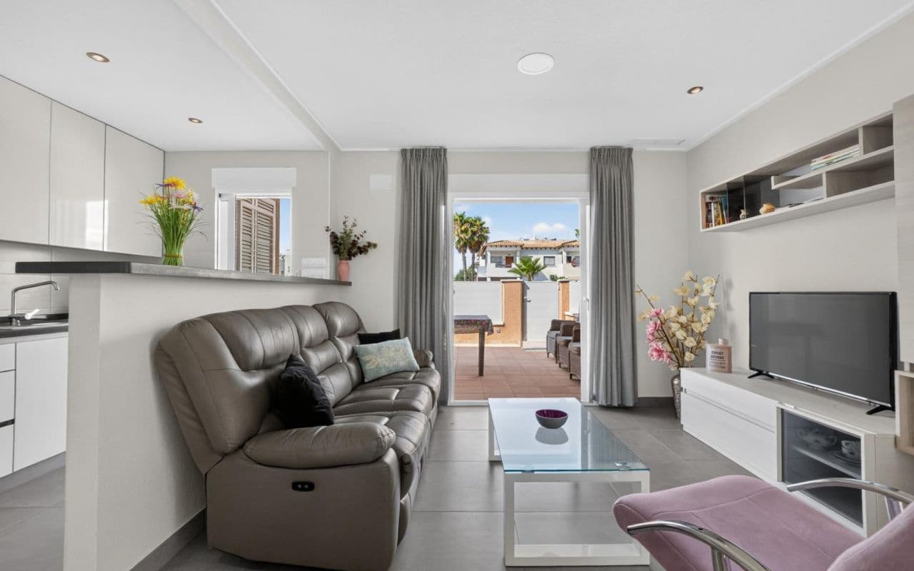 2 slaapkamer Appartement te koop in Punta Prima met zwembad - € 269.000 (Ref: 9976154)