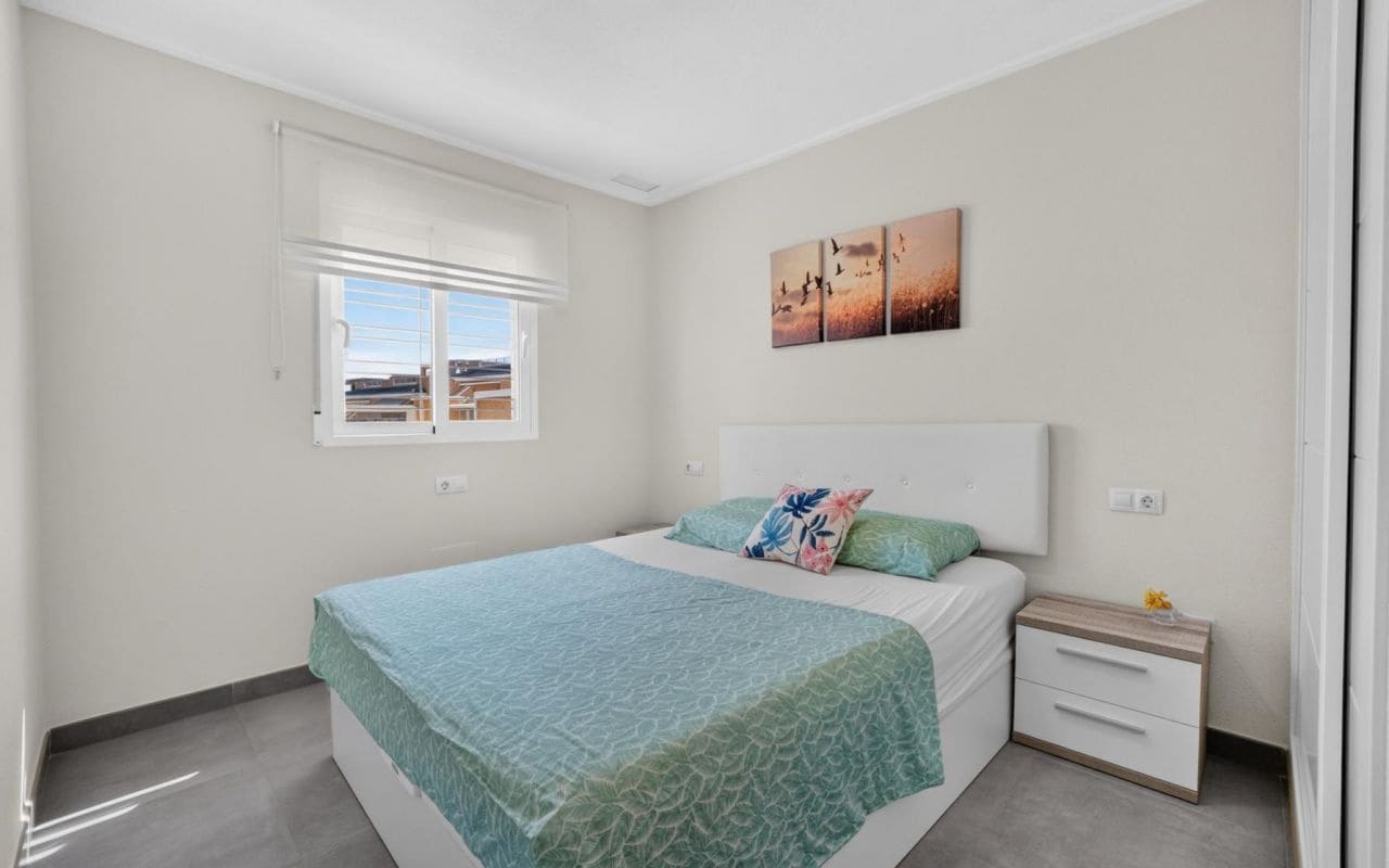 2 slaapkamer Appartement te koop in Punta Prima met zwembad - € 269.000 (Ref: 9976154)