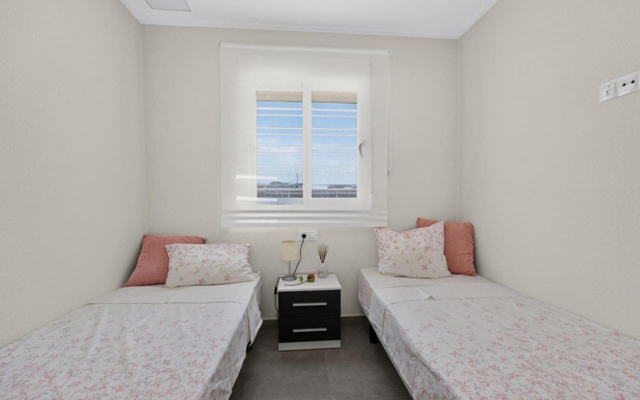 2 slaapkamer Appartement te koop in Punta Prima met zwembad - € 269.000 (Ref: 9976154)