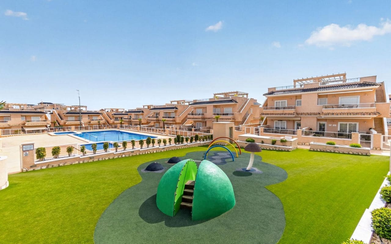 2 slaapkamer Appartement te koop in Punta Prima met zwembad - € 269.000 (Ref: 9976154)