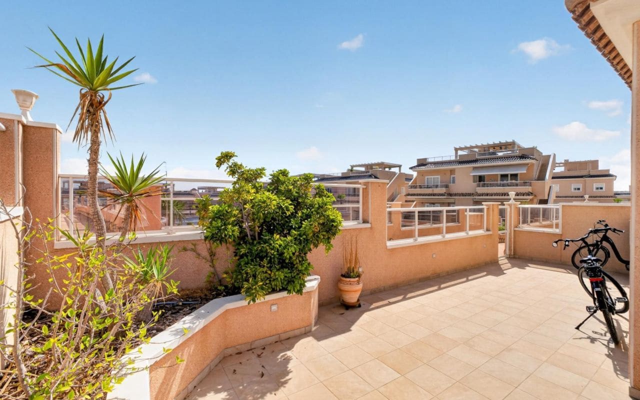 2 slaapkamer Appartement te koop in Punta Prima met zwembad - € 269.000 (Ref: 9976154)