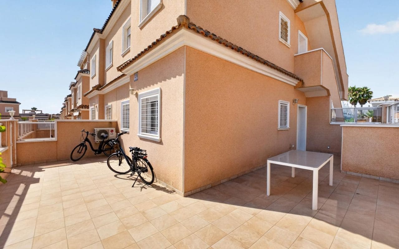 2 slaapkamer Appartement te koop in Punta Prima met zwembad - € 269.000 (Ref: 9976154)