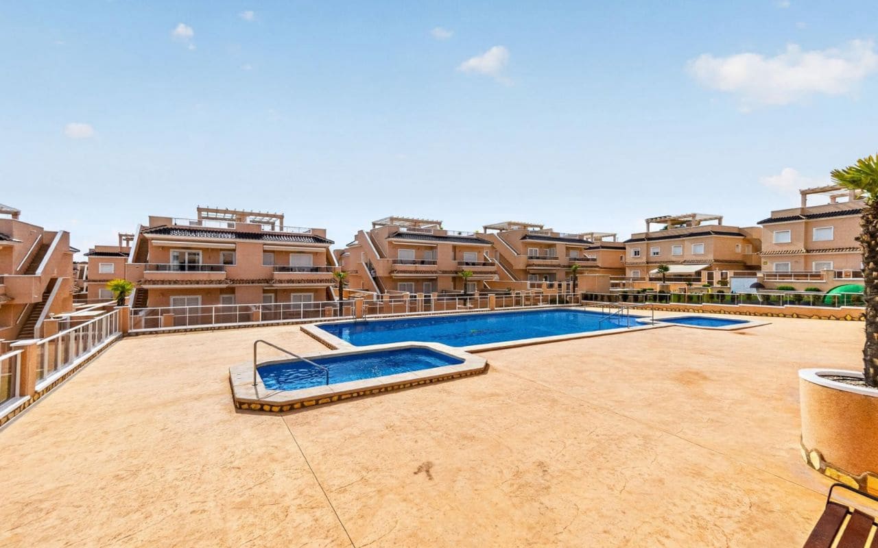 2 slaapkamer Appartement te koop in Punta Prima met zwembad - € 269.000 (Ref: 9976154)